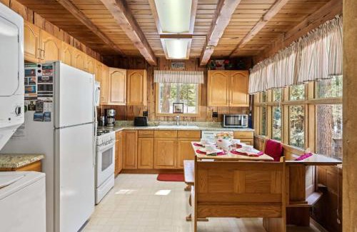 Timberland Casa | 3BR Mountain Cabin-Near Beach & Slopes