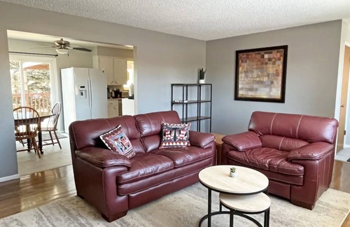 Monument Casa | 3BR Mountain Views! Family / Pet Friendly + Pool Table - 15 min to AFA