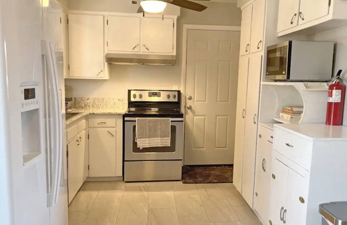Monument Casa | 3BR Mountain Views! Family / Pet Friendly + Pool Table - 15 min to AFA