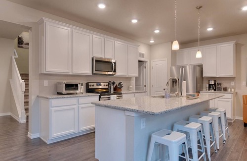 Rockrimmon Casa | 3BR Mtn Viewsluxury Townhomecentral Locationac
