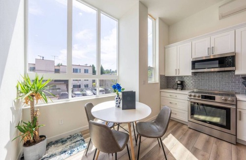 South Park Casa | 3BR Near Downtown, Rooftop Firepit, King bed, Parking