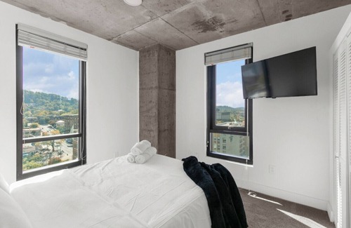Five Points South Apartamento | 3BR Oasis with Skyline Views 12th Floor