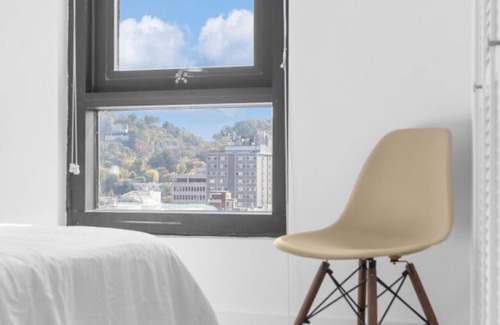 Five Points South Apartamento | 3BR Oasis with Skyline Views 12th Floor