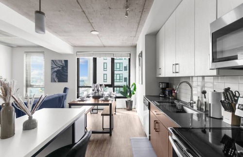 Five Points South Apartamento | 3BR Oasis with Skyline Views 12th Floor