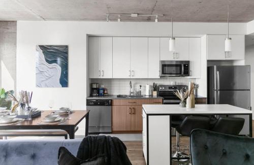 Five Points South Apartamento | 3BR Oasis with Skyline Views 12th Floor