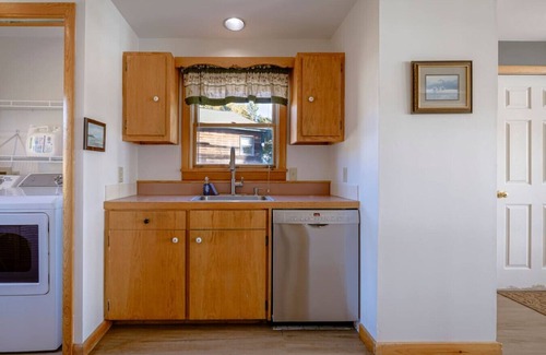 Bass Harbor Cabaña | 3BR Oceanfront Spacious Cottage + Dock [Driftwood]