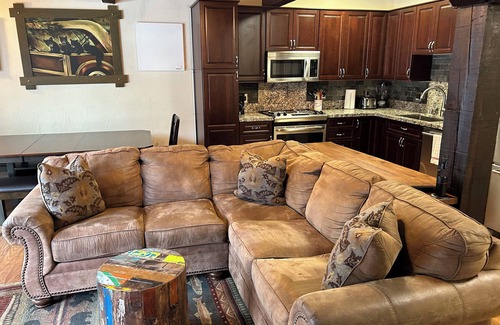 Olympic Valley Condominio | 3BR Palisades Tahoe with POOL, Beaches, Hiking, Biking, Fishing & Rafting Nearby