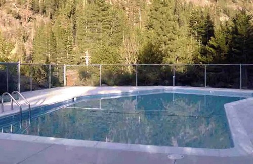 Olympic Valley Condominio | 3BR Palisades Tahoe with POOL, Beaches, Hiking, Biking, Fishing & Rafting Nearby