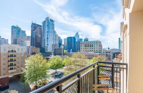 Charlotte Center City Apartamento | 3BR Premium Downtown Apartment with Office & Gym