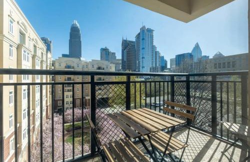 Charlotte Center City Apartamento | 3BR Premium Downtown Apartment with Office & Gym