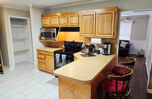 Summerville Casa | 3BR ranch-style house in prime Summerville next to I-26 - Charming