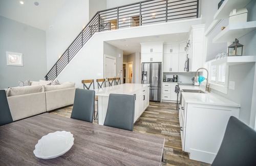 Waterloo Casa | 3BR River Front with inviting views