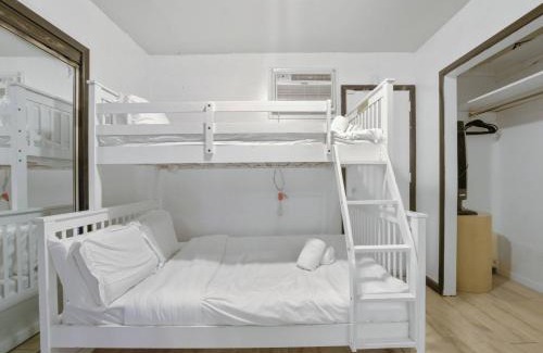 West New York Apartamento | 3BR Skyline Apt in Bustling District I Great Value NJ5