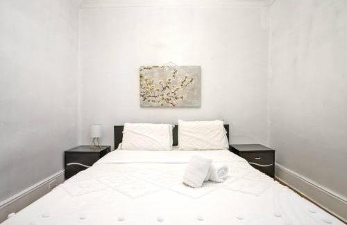 West New York Apartamento | 3BR Skyline Apt in Bustling District I Great Value NJ5
