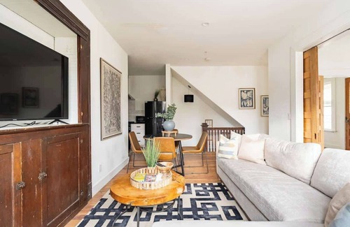 Uptown Apartamento | 3BR Sleeps 6 Steps to NW 23rd Fast WiFi