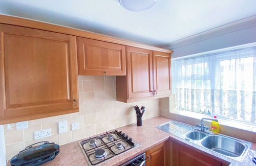 Elm Park Casa | 3BR-Sleeps5-Parking-NearTrainStation