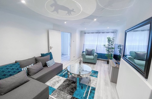 Elm Park Casa | 3BR-Sleeps5-Parking-NearTrainStation