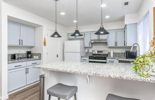 Merced Casa | 3BR Stylish Retreat en route to Yosemite, Centrally Located in Merced!