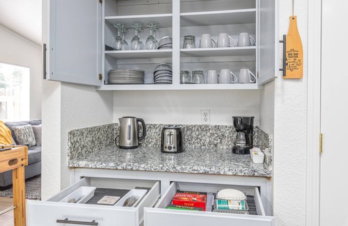 Merced Casa | 3BR Stylish Retreat en route to Yosemite, Centrally Located in Merced!