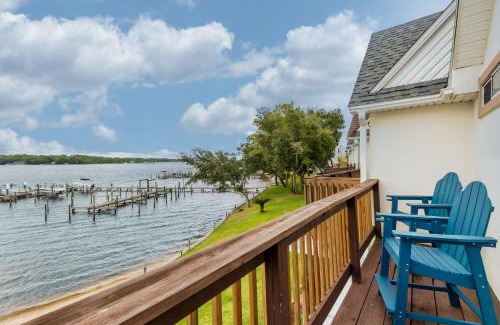 Navarre Casa | 3BR Townhome Steps to Bay - Pool & Beach Gear