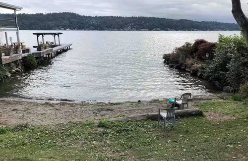 Seattle Casa | 3br urban oasis with lake views, swimming pool, hot tub, steam shower and sauna.
