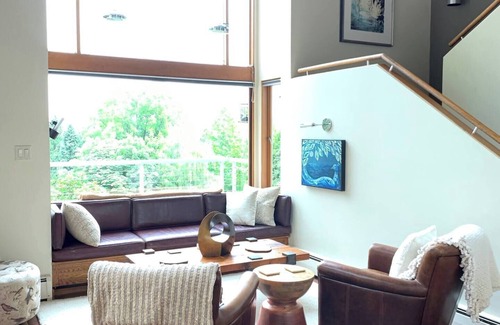 Seattle Casa | 3br urban oasis with lake views, swimming pool, hot tub, steam shower and sauna.