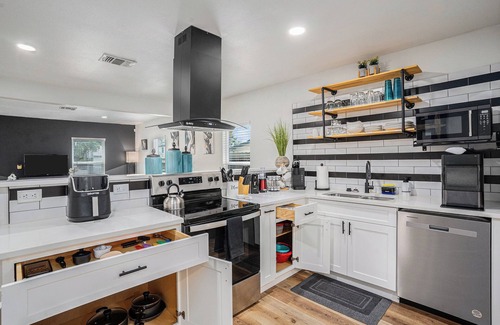 Edison Casa | 3BR with 300 Mbps WiFi & Nugget Ice Maker - Perfect for Groups & Business Travel