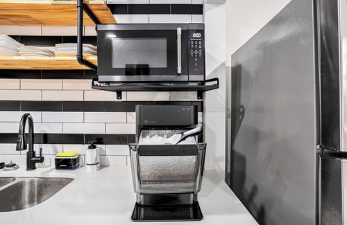 Edison Casa | 3BR with 300 Mbps WiFi & Nugget Ice Maker - Perfect for Groups & Business Travel