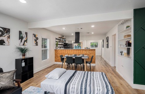 Edison Casa | 3BR with 300 Mbps WiFi & Nugget Ice Maker - Perfect for Groups & Business Travel