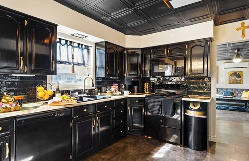 College Place Casa | 3BR WITH HOT TUB, GAME ROOM / PET FRIENDLY / 10' TO EVERYTHING