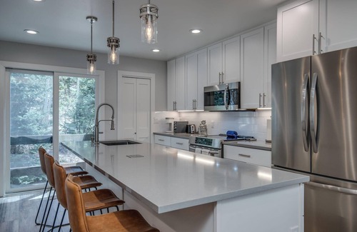 Dunkin Hill Casa | 3BR with Mountain Views on FREE Bus Line
