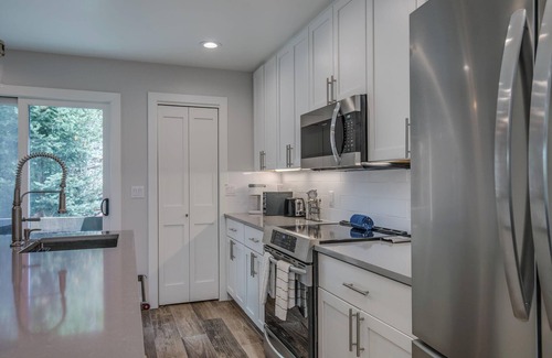 Dunkin Hill Casa | 3BR with Mountain Views on FREE Bus Line