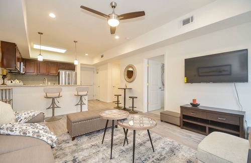 Katy Condominio | 3C| Charm in the City| Stylish home in Gated Complex