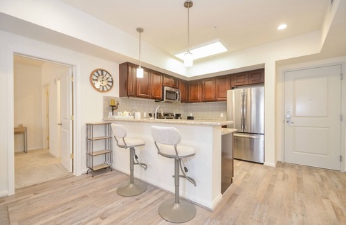 Katy Condominio | 3C| Charm in the City| Stylish home in Gated Complex