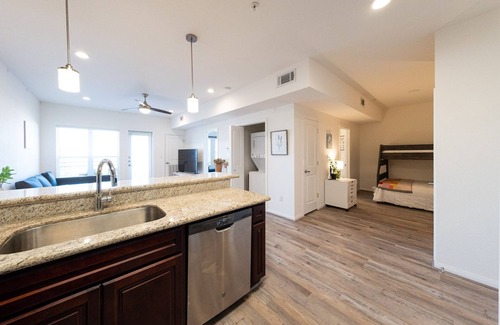 Katy Condominio | 3E| Cozy One Bedroom in Gated Condo by a Lifestyle Center in Katy, TX