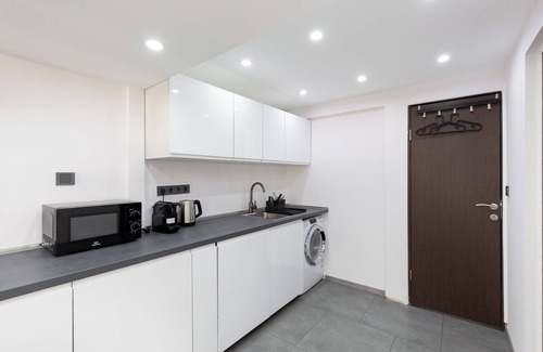 Palace District Apartamento | ⭐3in1 MODERN DESIGN - 3 Apartment TOGETHER ❤️AIRCO 5BEDROOMs 4BATHs 9BEDs
