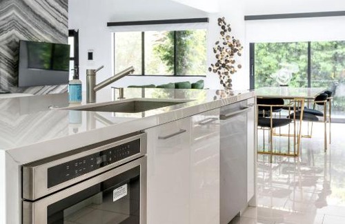 Hollywood Dell Casa | $3M Modern Hollywood New Construction Villa Oasis