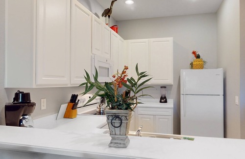 Bahama Bay Condominio | 3rd floor condo w/ restaurant, pools, basketball court, near theme parks, gym