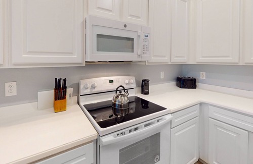 Bahama Bay Condominio | 3rd floor condo w/ restaurant, pools, basketball court, near theme parks, gym