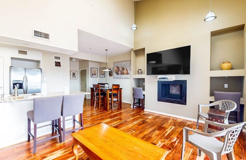 El Lago Condominio | 3rd-floor condo with water views, on-site pool, & private balcony
