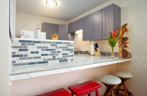 Hilo Condominio | 3rd-floor downtown Hilo condo with great location near the bay, W/D, cable, & AC