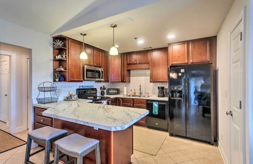Darien Condominio | 3rd-Floor Riverfront Condo: Walk to Downtown Eats!