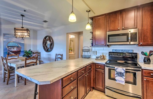 Darien Condominio | 3rd-Floor Riverfront Condo: Walk to Downtown Eats!