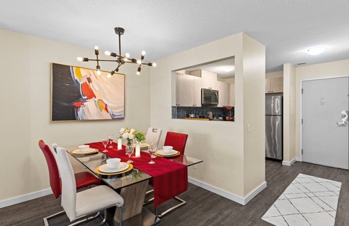 Northeast Edmonton Apartamento | 3rd Floor View With Balcony Facing Green Field. Slps 5. Spacious and Stunning