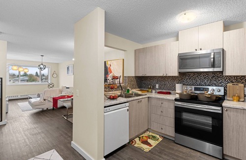Northeast Edmonton Apartamento | 3rd Floor View With Balcony Facing Green Field. Slps 5. Spacious and Stunning