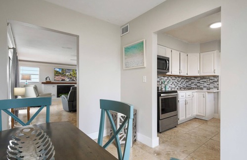Ormond By The Sea Palt Casa | 3rd House from the Beach! Family-Friendly Home, Just 2-Min Walk to Ormond Beach.