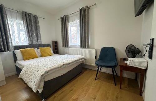 Downham Casa | 3rd Studio Flat With Private Toilet and Bathroom Setup For Family Enjoyment 134 Keedonwood Road Bromley