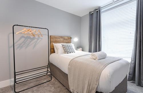 Llanelli Apartamento | 3RM Flat, Smart Tv's, close to all amenities