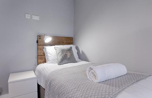 Llanelli Apartamento | 3RM Flat, Smart Tv's, close to all amenities