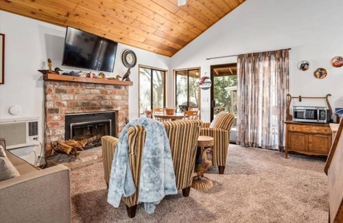 Descanso Cabina | 3RM Loft Cabin w trees, fire pit, swing, horseshoes!